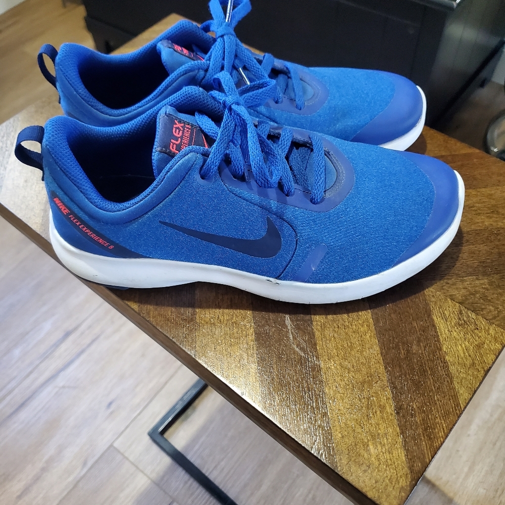 Size 5.5 youth athletic shoes